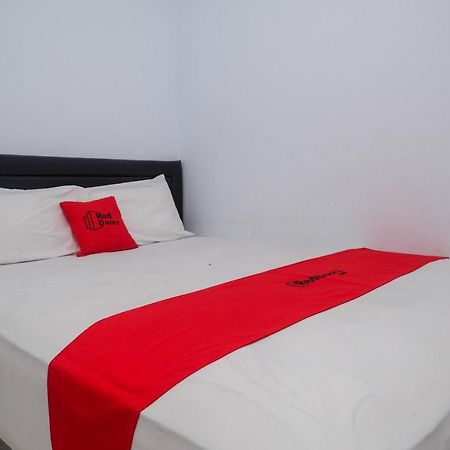 Reddoorz At Lapangan Bandara Sam Ratulangi Manado Hotel Ngoại thất bức ảnh