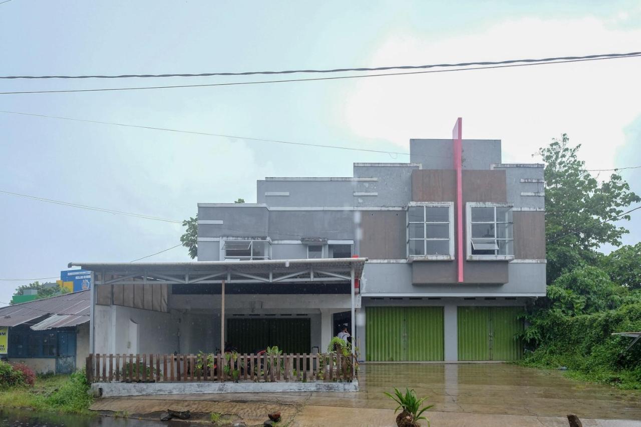 Reddoorz At Lapangan Bandara Sam Ratulangi Manado Hotel Ngoại thất bức ảnh