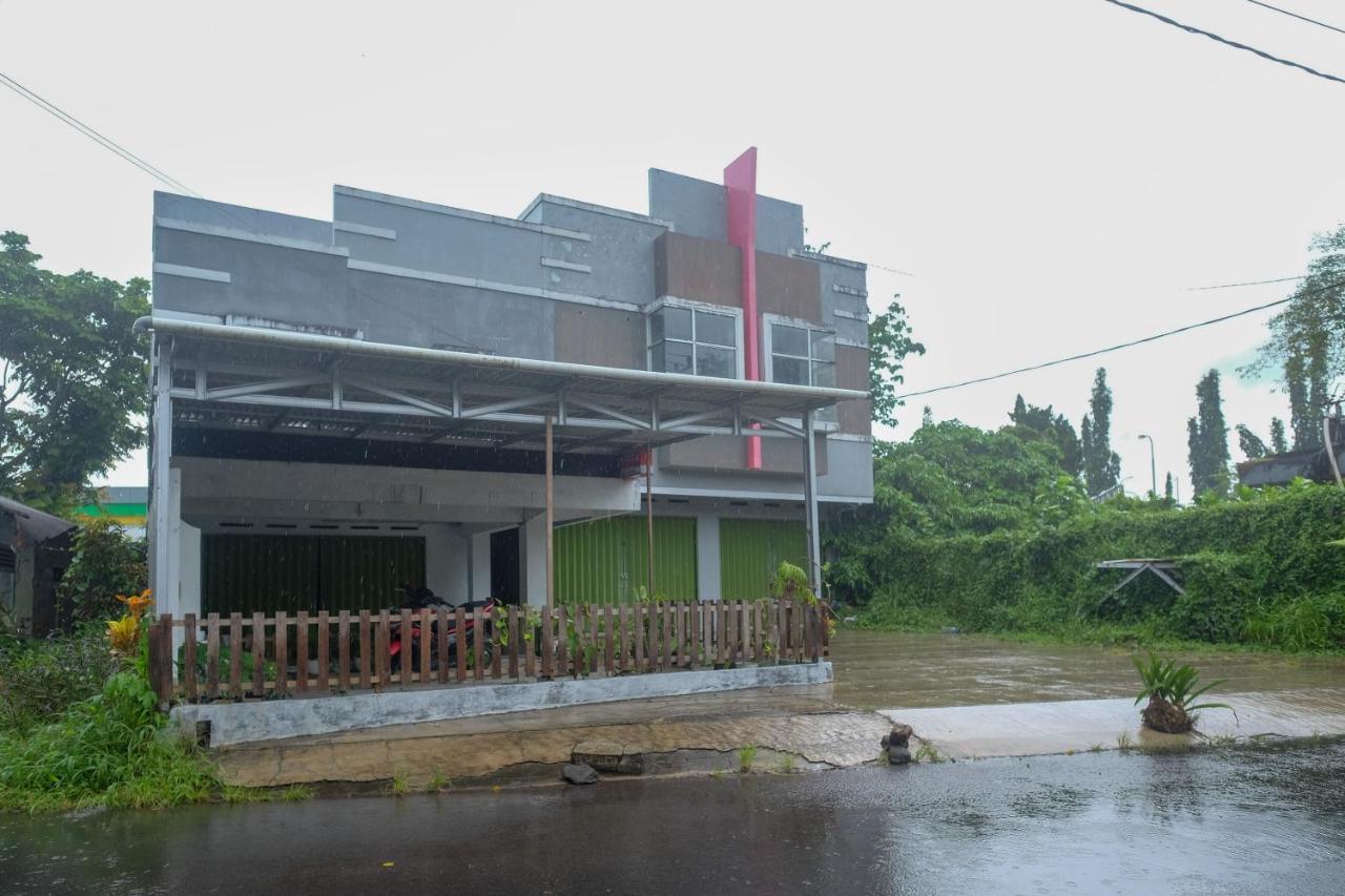 Reddoorz At Lapangan Bandara Sam Ratulangi Manado Hotel Ngoại thất bức ảnh