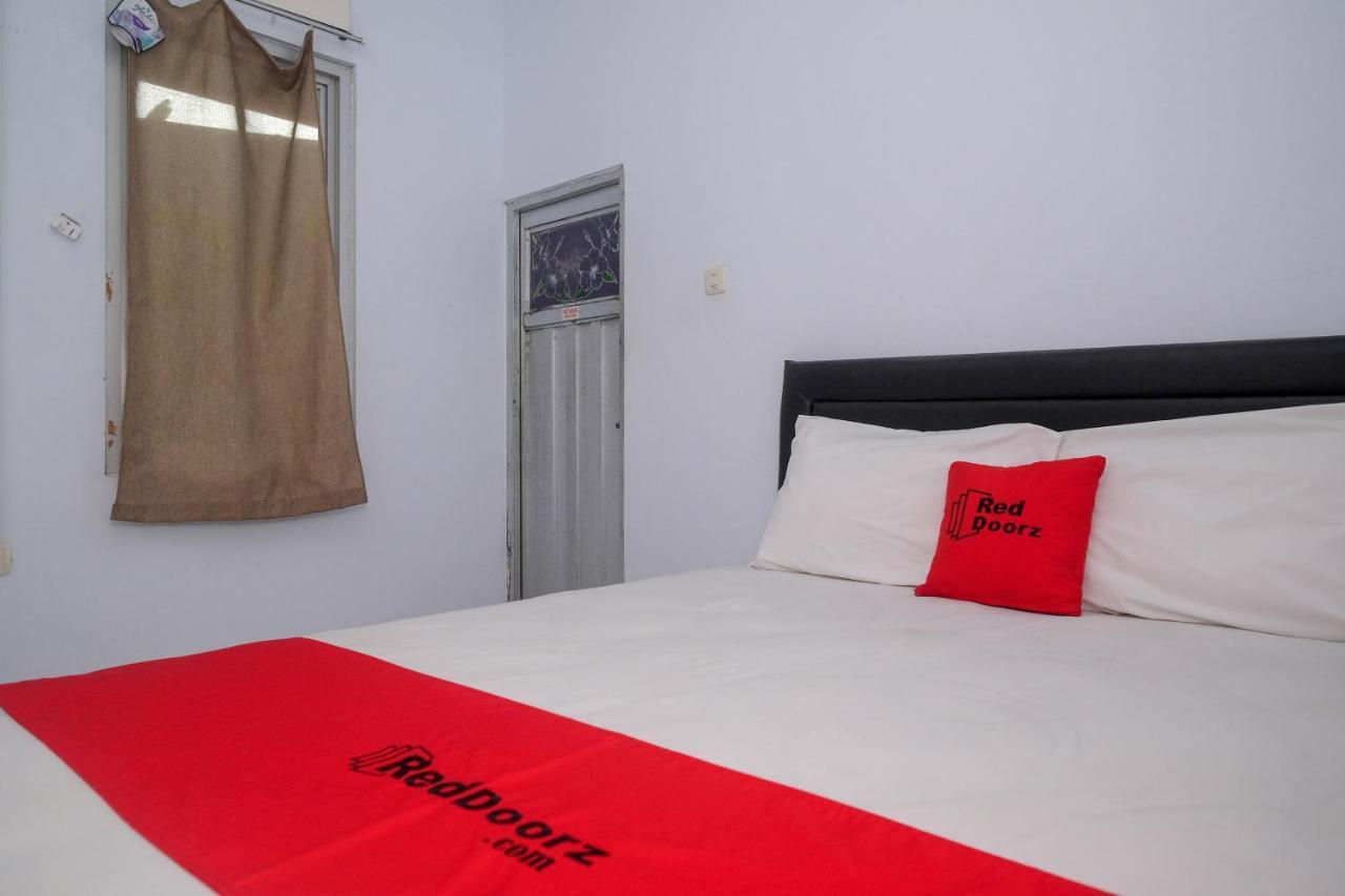 Reddoorz At Lapangan Bandara Sam Ratulangi Manado Hotel Ngoại thất bức ảnh