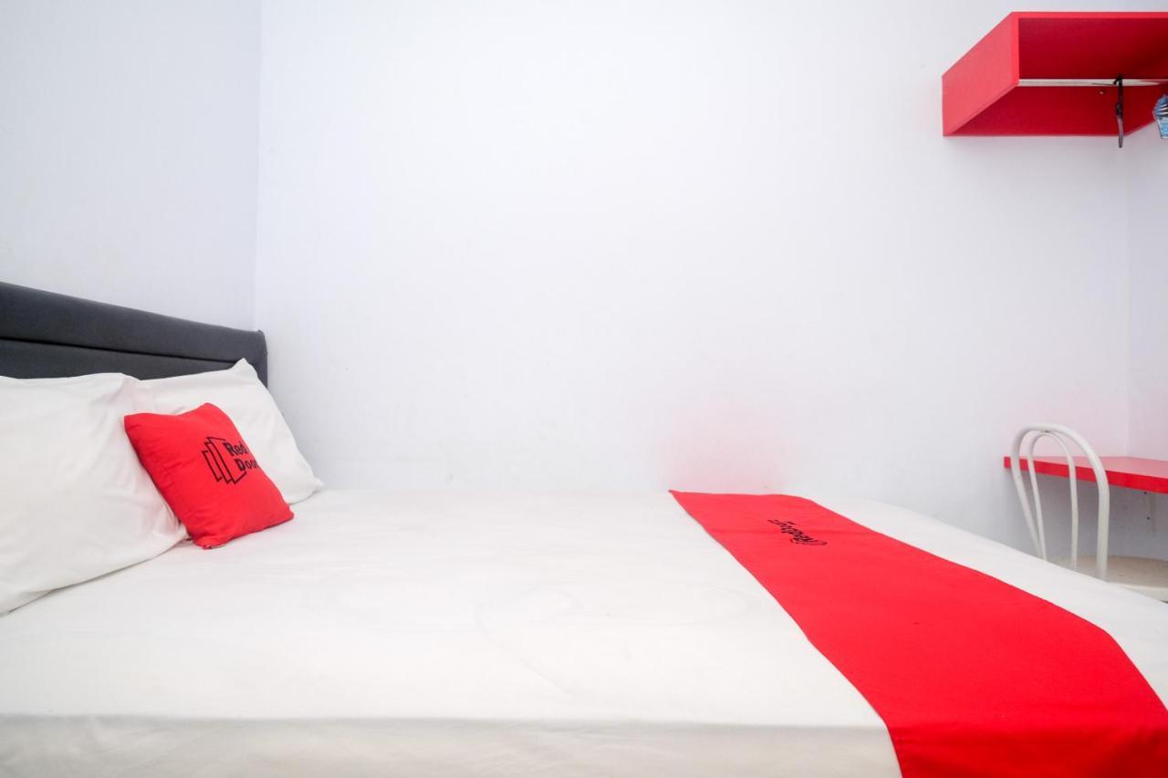 Reddoorz At Lapangan Bandara Sam Ratulangi Manado Hotel Ngoại thất bức ảnh