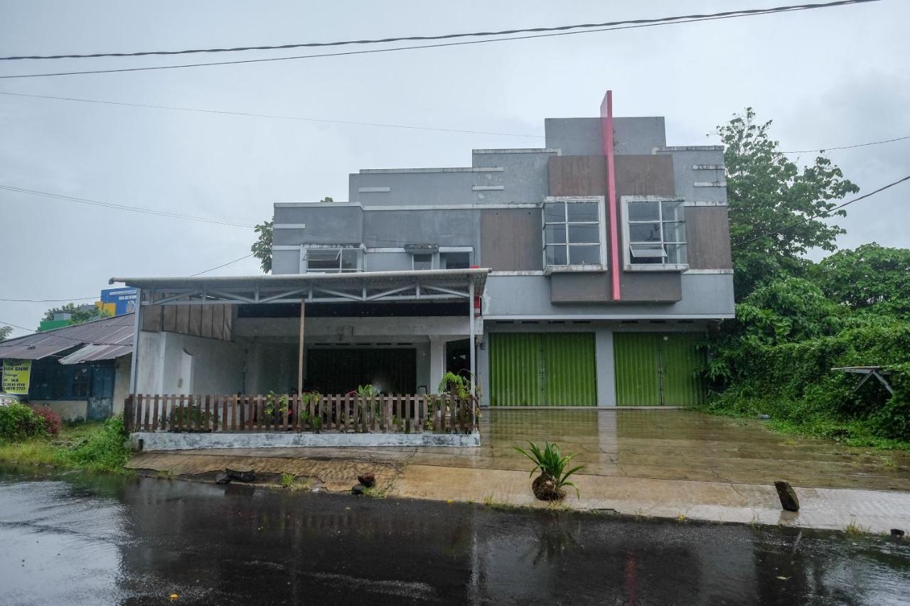 Reddoorz At Lapangan Bandara Sam Ratulangi Manado Hotel Ngoại thất bức ảnh